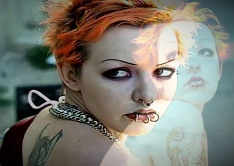 Toni Tiller 🧡🖤 Nu Metal Makeup Looks, Mall Goth Aesthetic, 90s Mall Goth, Manic Pixie Dream Girl, Cool Piercings, Mall Goth, Goth Makeup, The Embrace, Metal Girl