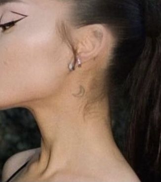 Arina Grande moon tattoo 🌜 Ariana Grande Crescent Moon Tattoo, Crescent Moon Neck Tattoo, Ariana Grande Ear Tattoo, Moon Tattoos Aesthetic, Tattoos Behind Neck, Behind Ear Tattoo Moon, Moon Tattoo On Neck, Moon Tattoo Ear, Crescent Moon Tattoo Behind Ear