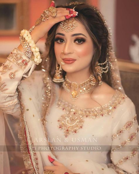 Nikah Jewellery Pakistani Bridal, Nikkah Bride Jewellery, Nikha Dresses Pakistani, Pakistani Nikkah Bride, Mehndi Poses, Saree Hairstyle, Nikkah Brides, Nikkah Photography, Pakistani Makeup