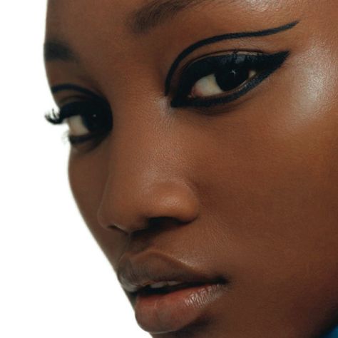 Eyeliner Dark Skin, Twiggy Makeup, Makeup Editorial, High Fashion Makeup, Graphic Eyeliner, Notorious Big, Creative Eye Makeup, Dark Skin Makeup, Looks Black