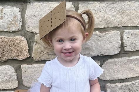 Mom's 'Last Minute' DIY Halloween Costume for Her Daughter Goes Viral: 'I Was Blown Away' (Exclusive) New Halloween Costumes, Famous Moms, Mom Of Three, Diy Halloween Costume, Sports Awards, Creative Costumes, Subscription Gifts, Creative Halloween Costumes, Diy Halloween Costumes