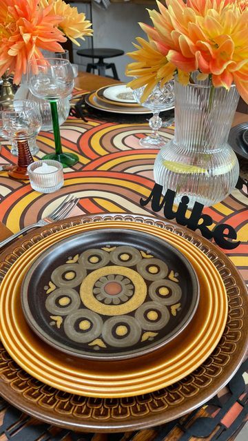 70s Table Setting, 70s Kitchen, House Colour, Thanksgiving 2024, Table Layout, Retro Table, House Color Schemes, Table Styling, Wedding Breakfast