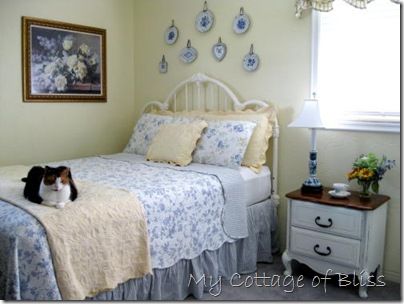 Small Cottage Bedroom Ideas, French Country Cottage Bedroom, Small Cottage Bedroom, White Iron Beds, Cottage Style Bedrooms, Cottage Style Bedroom, Country Cottage Bedroom, Estilo Cottage, Cat Cottage