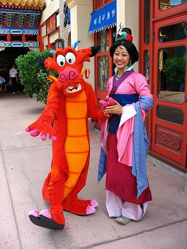 Musha and Mulan by disneylori-via Flickr Mulan And Mushu Costume, Mulan Mushu, Disney Live Action Movies, Mulan Disney, Disney World Characters, Disney Face Characters, Disney Photos, Face Characters, Disney Costumes