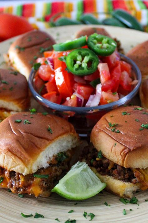 Taco Sliders, Taco Burgers, Local Fast Food, Taco Burger, Eating Tacos, Taco Bake, Burger Sliders, Meat Appetizers, Just A Pinch Recipes