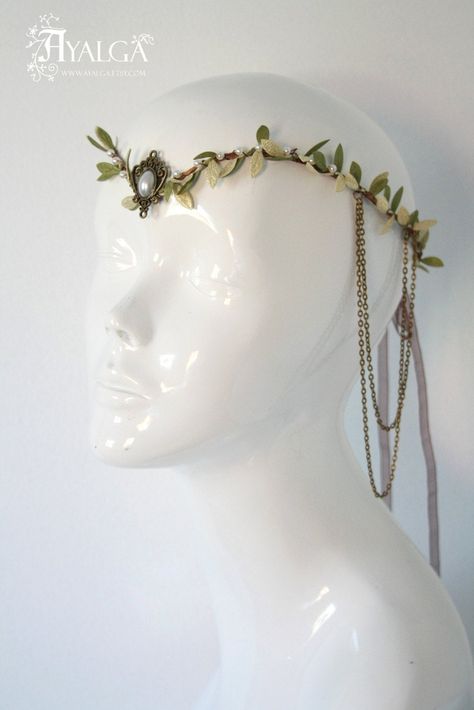 handmade woodland tiara , can be adjust on the back with a lace * made to order ABOUT SHIPPING ⋆ All our items are made to order ,normally we ship in about 4-10 days after we recieve the payment , if for some reason we would need more extra time we will inform you by conversation . All our pieces are nicely and security packed and will be shipped in cardboard boxes ⋆ We ship from Spain , you will find two shipping options in cart : - Standard shipping will be by registred mail , is really import Elf Tiara Diy, Fairy Crown Aesthetic, Woodland Elf Costume, Elven Headpiece, Cosplay Elf, Woodland Tiara, Elf Tiara, Elf Crown, Woodland Crown