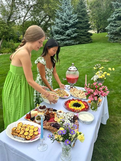 garden party food Garden Party Food Ideas Summer, Midsommar Food Ideas, Garden Party Foods, Simple Garden Party, Classy Garden Party, Pastel Garden Party, Garden Party Food, Midsommar Party, Flower Garden Party