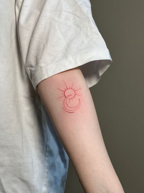 Red Bicep Tattoo Women, Tattoo Rojo, Tattoo Branca, Red Sun Tattoo, Bicep Tattoo Women, Tatuaje Studio Ghibli, Eclipse Tattoo, Bicep Tattoo, Getting A Tattoo