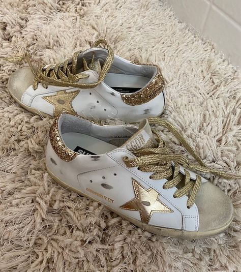 Golden Goose Outfit, Dr Shoes, Serena Van Der Woodsen, Shoe Wishlist, Gisele Bündchen, Woven Baskets, Golden Goose Sneakers, Girly Shoes, Shoe Inspo