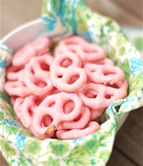 Strawberry Yogurt Pretzels, great snack easy to make, and you could make them any color depending on the yogurt, so good! Pink Pretzels, Valentine Foods, Yogurt Pretzels, Yogurt Covered Pretzels, Unicorn Food, Dipped Pretzels, Sprinkle Shower, Covered Pretzels, Bunny Party