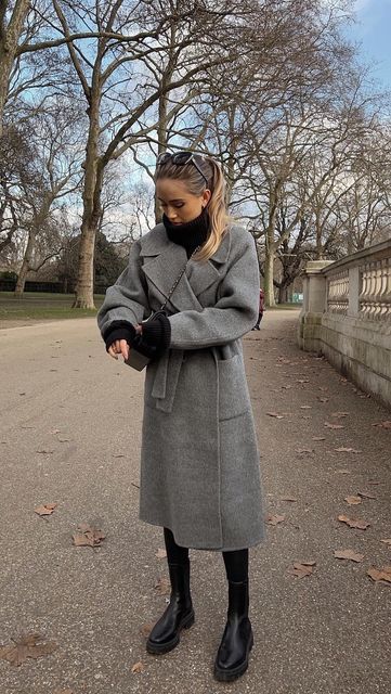 Cream Pullover Outfit, Oversized Grey Coat Outfit, Puffy Coat Outfit Winter, Taupe Handbag Outfits, Down Coat Outfit, Stockholm Fashion Winter, Winter Gloves Outfit, Winter Outfit Classy, Button Hearts