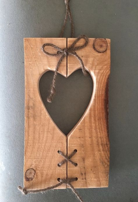 Valentine Wood Crafts, Scrap Wood Crafts, Barn Wood Crafts, Wood Craft Projects, Wood Art Projects, Reclaimed Wood Projects, Wood Projects That Sell, Diy Wooden Projects, Wood Burning Crafts