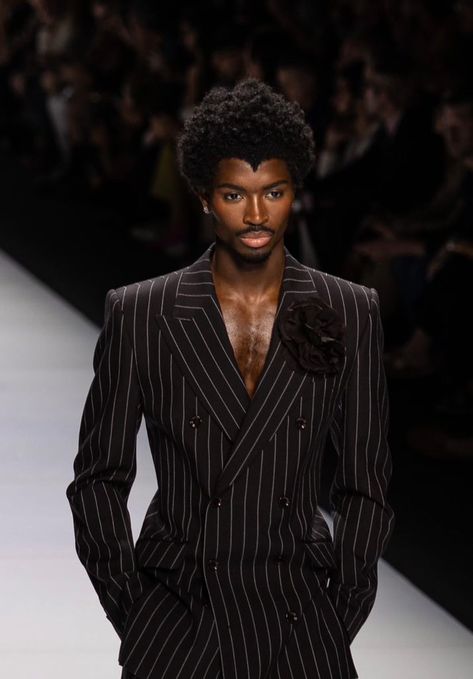 Alton Mason Runway, Afro Ideas, Dramatic Essence, Models Catwalk, Movie Premiere Red Carpet, Alton Mason, Boy Prom Outfit, Model Lifestyle, Black Men Fashion