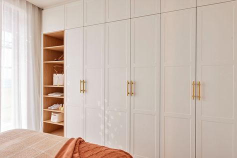 White Wardrobe Designs, White Wardrobe Bedroom, Shaker Wardrobe Doors, Shaker Bedroom, Hinged Wardrobe, Bedroom Built In Wardrobe, Oak Wardrobe, White Closet, Bedroom Cupboards