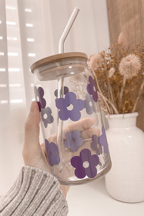 I can't with this ADORABLE glass cup! The purple color has definitely stolen my heart! 💜 Glass Bottle With Straw, Vaso Aesthetic, Vasos Aesthetic, Coffee Cup Aesthetic, Glass Tumbler Design, Cup Aesthetic, Purple Cups, Cute Stationary School Supplies, Cute Coffee Cups