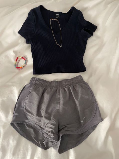 Cute Outfits With Nike Shorts, Cute Outfits With Grey Shorts, Summer Fit Inspo Shorts, Summer Outfits Nike Shorts, What To Wear With Nike Shorts, Summer Teen Girl Outfits, Aesthetic Summer Fits Shorts, Outfits Ideas With Shorts, Outfit Inspo For School Shorts