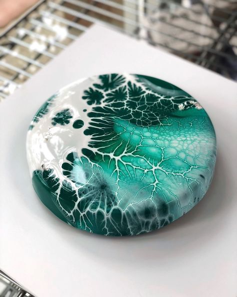 Crazy Cake Design By Ksenia Penkina Glace Cake, Entremet Cake, Mirror Glaze Cake Recipes, Glaze Cake, Crazy Cake, Mirror Glaze Cake, Mirror Cake, Chocolate Squares, Frozen Chocolate