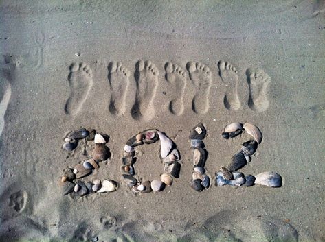 ✅ We made this great photo keepsake on our family vacation to the beach; it's the right foot of each of our 7 family members Strand Foto's, Foto Kids, Model Architecture, Family Beach Pictures, Beach Vacay, 사진 촬영 포즈, Beach Family Photos, Photos Originales, Foto Tips