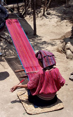 فن النسيج, Guatemalan Textiles, Mayan Culture, Backstrap Loom, Woman Weaving, Chichen Itza, People Of The World, Loom Weaving, Mongolia