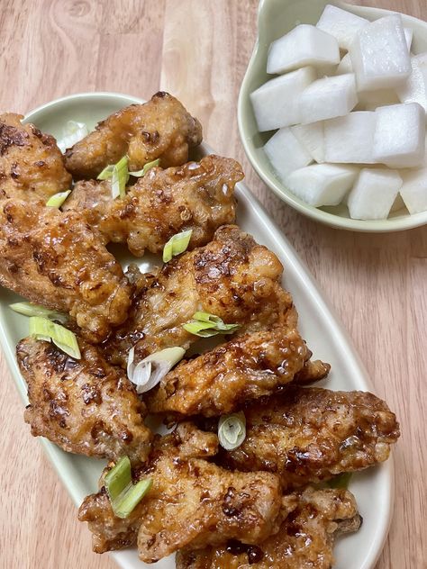 Honey Butter Fried Chicken, Butter Fried Chicken, Korean Garlic, Korean Fried Chicken Recipe, Pickled Radish, Fry Chicken, Love Korean, Popular Appetizers, Pickled Radishes