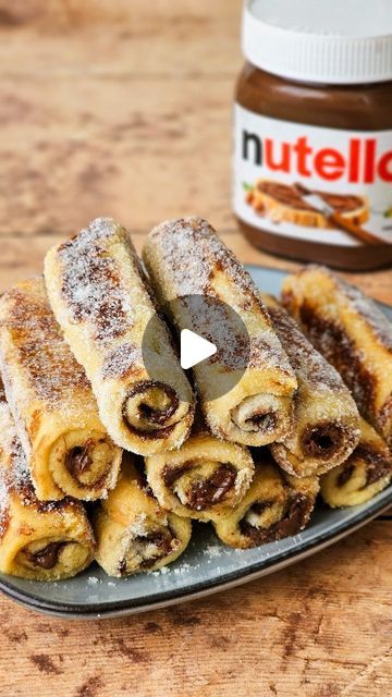 Marion Blaise | Recette Facile et Gourmande on Instagram: "[PAIN PERDU ROULÉ AU NUTELLA] Un goûter rapide à faire et très gourmand !! À la maison on adore ! 

J'ai testé aussi avec de la pâte à tartiner Spéculoos un régal😋

🧡Dites-moi en commentaire si vous faites la recette

LES INGREDIENTS 
- 10 Tranches de pain de mie 
- 2 oeufs
- 80g de lait 
- 1càc de vanille liquide 
- de la pâte à tartiner Nutella (ou autre selon vos goûts)

LA PRÉPARATION 
Dans une assiette creuse battre les oeufs 
Ajouter le lait la vanille liquide bien mélanger 
Aplatir les tranches de pains de mies à l'aide d un rouleau. 
Étaler de pâtes à tartiner dessus 
Rouler pour former un rouleau (bien serrer le rouleau)
Plus qu'à les imbiber du mélange lait/œufs. 
Dans une poêle les faire dorer avec une noisette de beur Dessert Nutella, Desserts Nutella, Nutella Desserts, Nutella, Toast, Dessert