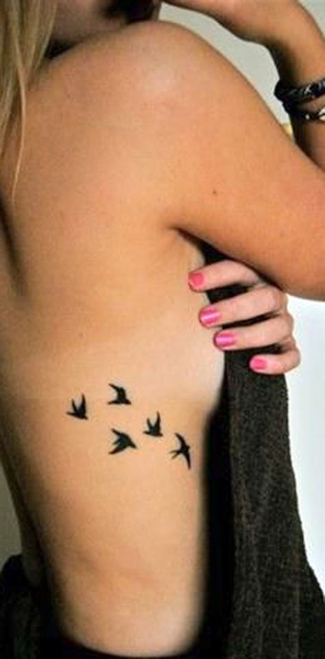 Minimal Simple Small Sparrow Bird Rib Tattoo Ideas for Women - idées de tatouage pour les femmes - www.MyBodiArt.com Bird Rib Tattoo, Rib Tattoo Ideas, Bird Tattoo Ribs, Tattoo Silhouette, Small Rib Tattoos, Bird Tattoos For Women, Dragons Tattoo, Vogel Tattoo, Rib Tattoos For Women