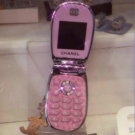 2000s Phone Aesthetic, Y2k Phone Theme, Y2k Chanel, 2000s Phone, Flip Phone Aesthetic, Mean Girls Aesthetic, 2000 Aesthetic, Y2k Bratz, 2000s Girl