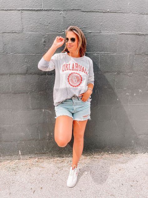 Looking for your next college gameday style inspiration? Look no further! We have the perfect statement styles for your first game back in the stadium. Football Gameday Outfit, College Football Gameday, College Gameday, Tailgate Outfit, Day Outfits, Oklahoma Sooners, Gameday Outfit, First Game, College Football