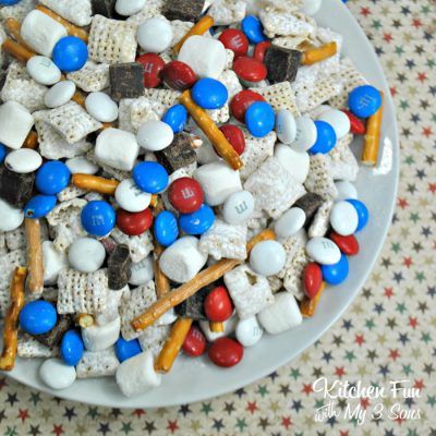 Patriotic S'mores Chex Mix Lake Recipes, 4th Of July Treats, Fun Halloween Snacks, Classic Lemon Bars, Halloween Snack Mix, Best Summer Cocktails, July Desserts, Patriotic Desserts, July Recipes