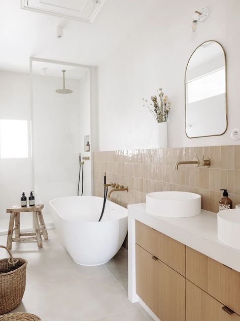 Salle de bain parentale | Maison Auteuil 230m2 Paris 16e Bathroom Neutral Colors, Bathroom Neutral, Modern Kitchen Apartment, Neutral Bathroom Decor, Bespoke Bathroom, Bathroom Inspiration Decor, Upstairs Bathrooms, Girls Bathroom, Bathroom Inspo