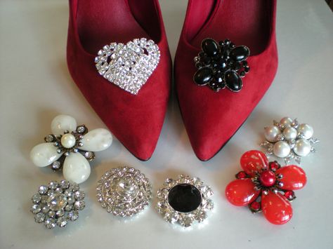 Make shoe clips for your guests out of vintage earings or brooches (preferrably sparkly red ones)  Just remove the backing & hot glue on a purchased shoe clip. Shoe Jewelry Clips, Convertible Heels, Leather Shoe Repair, Embellishments Fashion, Diy Backless, Shoes Clips, Backless Shoes, Shoe Refashion, Custom Sneakers Diy