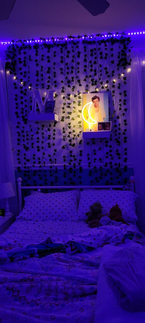 purple room vines aesthetic Vine Photo Wall, Vine Wall Bedroom, Room Inspiration Bedroom Teenagers, Purple Bedroom Aesthetic, River Bedroom, Vine Aesthetic, House Development, Teenage Boy Room, Purple Bedroom