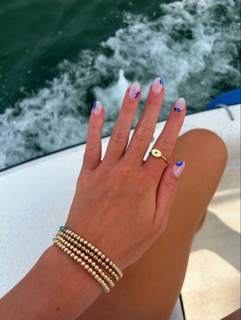 Nails On Wide Nail Bed, Natural Summer Nail Designs, Nail Inspo European Summer, Short Almond Beach Nails, Nail Inspo Trendy Summer 2024, Italy Nails Ideas, Europe Nails Travel Summer, Beachy Blue Nails, European Nails Summer