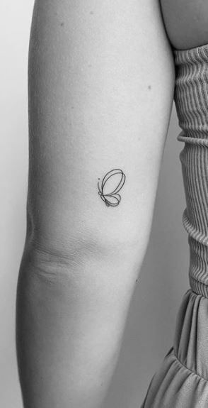 Tiny Friend Tattoos Simple, Minimal Brother Sister Tattoo, Three People Tattoos Small, Middle Sister Tattoo, Minimal Sister Tattoo, Three Person Tattoo Friends, Sister Tattoos Flower, Tiny Sister Tattoos For 2, 4 Person Tattoos