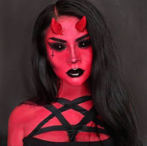 She Devil Makeup, She Devil Costume, Satanic Makeup, Devil Makeup, Halloween Makeup Diy, Fair Outfits, Devil Costume, Gothic Models, Foto Shoot