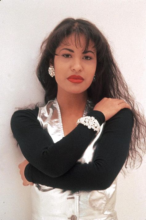 La cantante Selena Quintanilla cumplirá 26 años de muerta este 31 de marzo y sigue vigente con su música y también presente en el corazón de sus fans Selena Quintanilla Outfits, Selena Quintanilla Fashion, Selena Pictures, Selena Q, Tejano Music, Selena Quintanilla Perez, Selena Quintanilla, Record Label, Festival Outfits