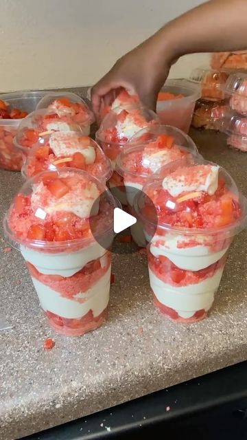 Cake Parfait Cups, Desert Cups Ideas, Desserts In A Cup, Cake Parfait, Desert Cups, Cake Shots, Parfait Cups, Parfait Desserts, Desserts Cake