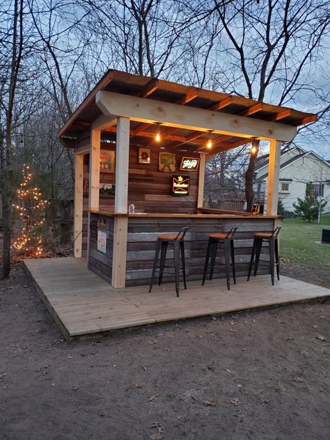 Farmhouse Outside Ideas, Outdoor Bar Ideas Backyards Diy, Pergola Bar, Bar Outdoor Design, Diy Outdoor Bar, Bar Shed, Outside Bars, Bar Outdoor, Grill Table