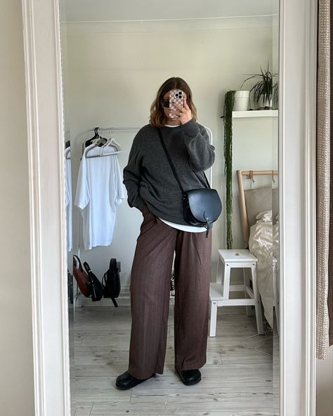 Birkenstock Outfit White, Brown Trousers Outfit Casual, Brown Wide Leg Trousers Outfit, Grey Brown Outfit, Brown Birkenstock Outfit, Brown And Grey Outfit, Grey And Brown Outfit, Brown Jumper Outfit, Baggy Trousers Outfit