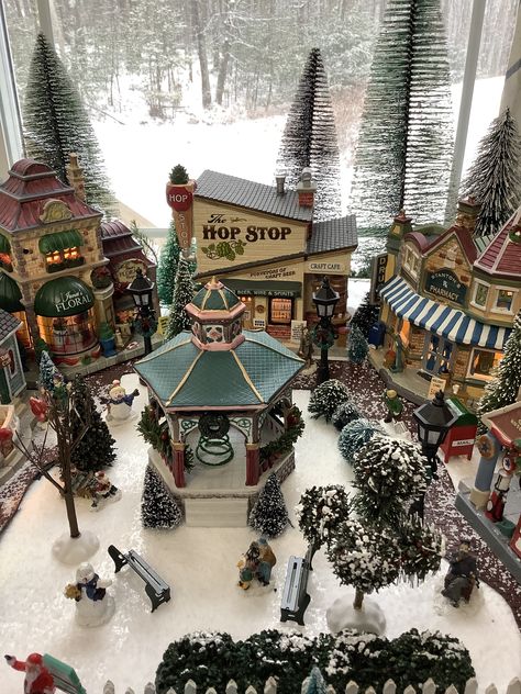 Lemax Christmas Village Display, Christmas Crib Ideas, Christmas Tree Village Display, Xmas Village, Bloxburg Town, Tree Village, Outdoor Christmas Decoration Ideas, Amazing Christmas Trees, Hogwarts Christmas