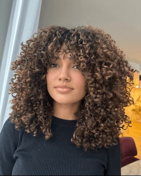 Chic Curly Fringe Delight Trendy Hairstyles For Curly Hair, Curly Hair Color Ideas, Curly Hair Color, Curly Hair Fringe, Curly Highlights, Brown Hair Inspiration, Curly Fringe, Inspiring Hairstyles, Curly Color