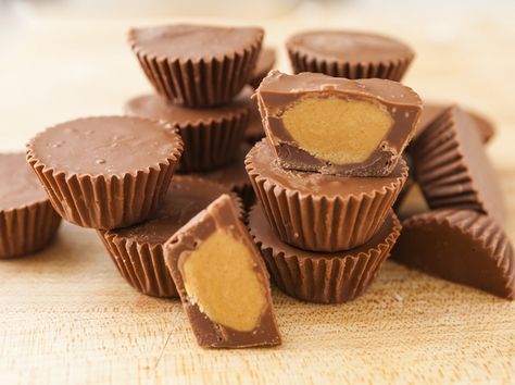 Want a sweet treat to make for holidays? Try this no bake homemade peanut butter cups. Reese Cups, Peanut Butter Cups Recipe, Homemade Peanut Butter Cups, Pb Cups, Candy Tray, Reese's Peanut Butter Cups, Chocolate Candy Recipes, Chocolate Work, Homemade Peanut Butter