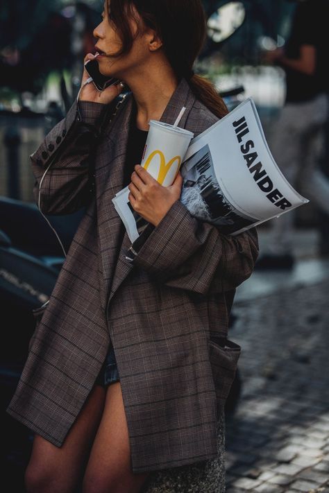 Pose Mode, Street Fashion Photoshoot, Milan Fashion Week Street Style, Photographie Portrait Inspiration, Street Style 2017, Street Portrait, Mode Boho, Foto Poses, Street Fashion Photography