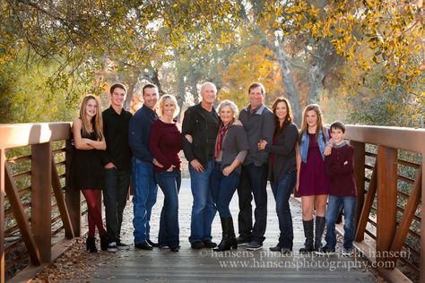 Large Family Photo Shoot Ideas, Large Family Pictures, Large Family Photography, Extended Family Pictures, Large Family Portraits, Large Family Poses, Extended Family Photography, Summer Family Pictures, Family Photo Colors