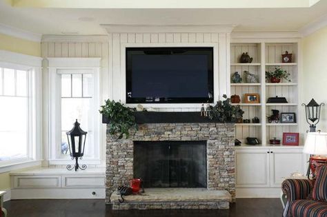 Mi televisor está colgando en la pared arriba de una chimenea. Tv Above Fireplace, Fireplaces Layout, Tv Over Fireplace, Tv Mounted, Corner Seating, Shelves Ideas, Fireplace Built Ins, Design Moda, Trendy Living Rooms