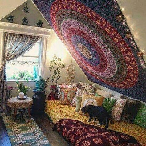 ☮ American Hippie Bohéme Boho Lifestyle ☮ Decorating Slanted Walls, Slanted Walls, Slanted Ceiling, Hippy Room, Meditation Rooms, Zen Room, Chill Room, Tumblr Rooms, Tapestry Bedroom