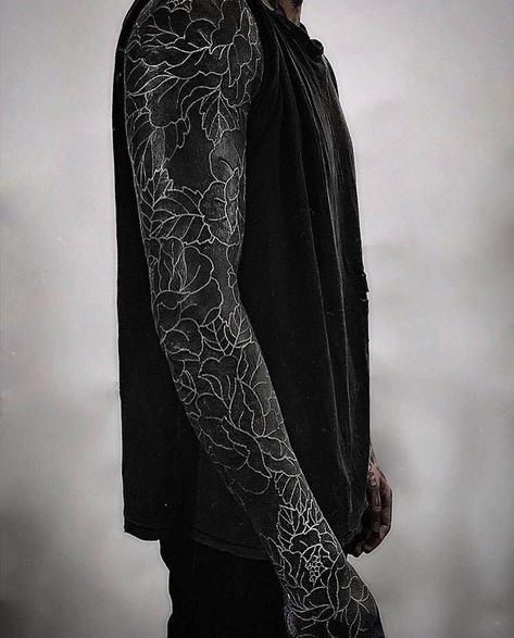 Black Sleeve Tattoo, Mangas Tattoo, All Black Tattoos, Solid Black Tattoo, White Tattoos, Blackout Tattoo, Tato Lengan, Geniale Tattoos, Shoulder Tattoos For Women