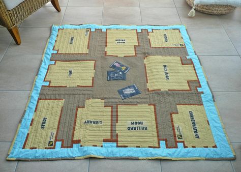 A quilt designed on the Cluedo games board! - How cool would it be to make the pieces too and actually play the game on the mat?!! Felt Games, Family Holiday Gifts, Homemade Toys, Games Board, Jellyroll Quilts, Quilting For Beginners, Book Quilt, Quilting Tips, Game Board