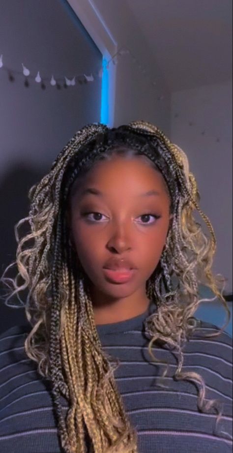 Cute Small Box Braids Hairstyles, Box Braids Color Ideas Black Women, Blonde Box Braids Curly Ends, Ombre Knotless Braids With Curly Ends, Half Blonde Half Brown Box Braids, Blonde Ombré Box Braids, Ombre Blonde Knotless Box Braids, Blonde Curly Box Braids, Ombre Box Braids With Curly Ends