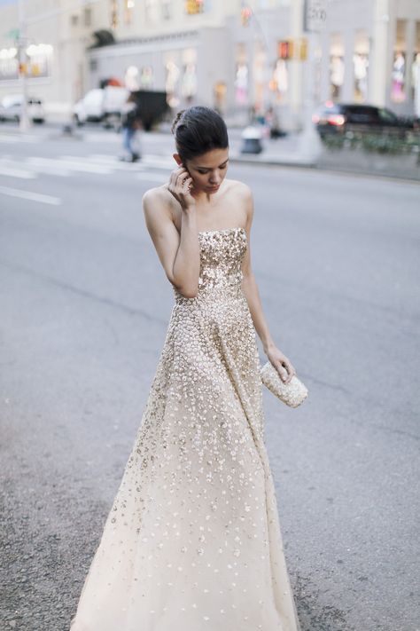 Golden gown by Oscar de la Renta Sicilian Wedding, Golden Gown, Metallic Wedding, Mode Glamour, 파티 드레스, Bridal Musings, Fashion Friday, Vestidos Prom, Gorgeous Gowns